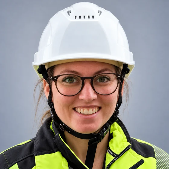 Porträt von Dipl.-Wirt.-Ing. (FH) Juliana Engelke mit weißem Schutzhelm und Warnjacke