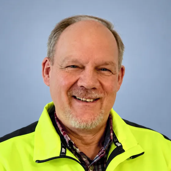 Porträt von Dipl.-Ing. Karsten Lehrke mit weißem Schutzhelm und Warnjacke